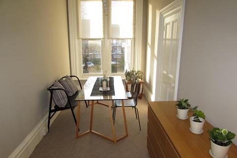 2 bedroom flat to rent, Craneswater Park, Southsea PO4