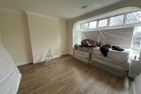 3 bedroom bungalow to rent, Yeading Lane, Hayes UB4