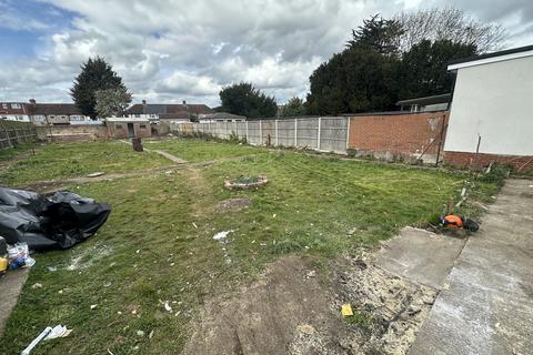 3 bedroom bungalow to rent, Yeading Lane, Hayes UB4
