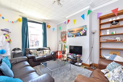 10 Hall Grove, Leeds, LS6 1NT
