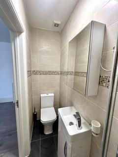 Studio to rent, North Circular Road, N13