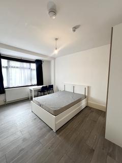 Studio to rent, North Circular Road, N13