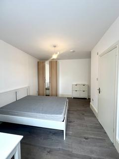 Studio to rent, North Circular Road, N13