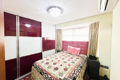 4 bedroom semi-detached house to rent, Gainsborough Avenue, London, E12