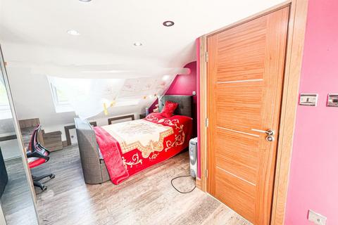 4 bedroom semi-detached house to rent, Gainsborough Avenue, London, E12
