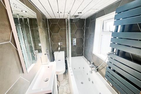 4 bedroom semi-detached house to rent, Gainsborough Avenue, London, E12