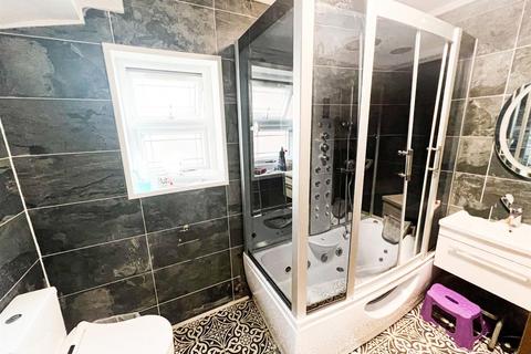 4 bedroom semi-detached house to rent, Gainsborough Avenue, London, E12