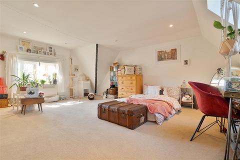 4 bedroom end of terrace house for sale, High Street, Aylesford