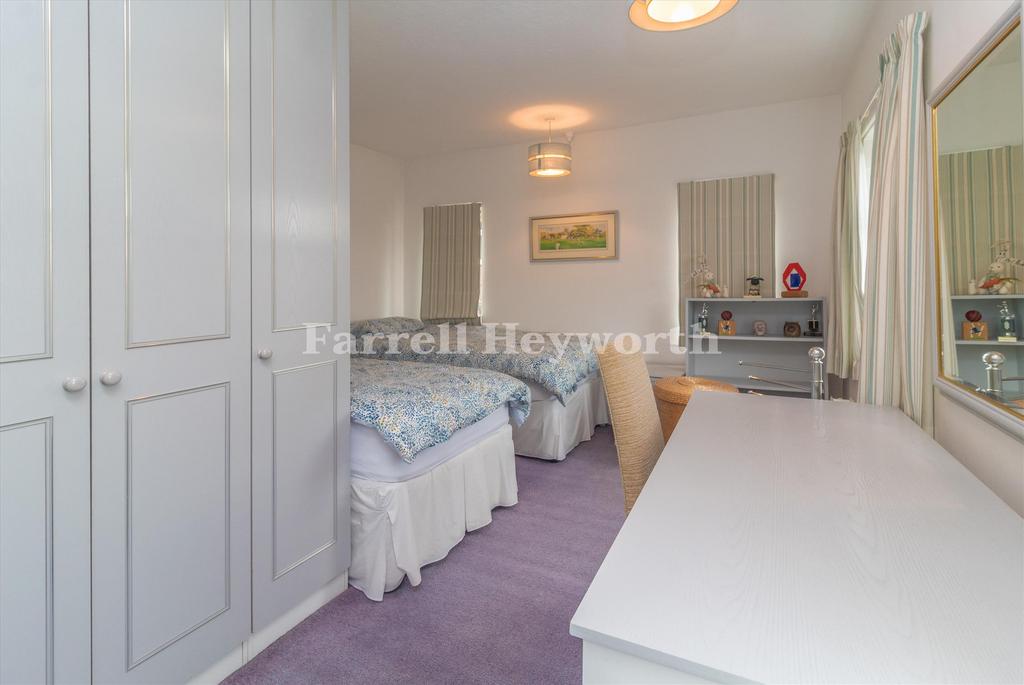 Bedroom 3 image 4