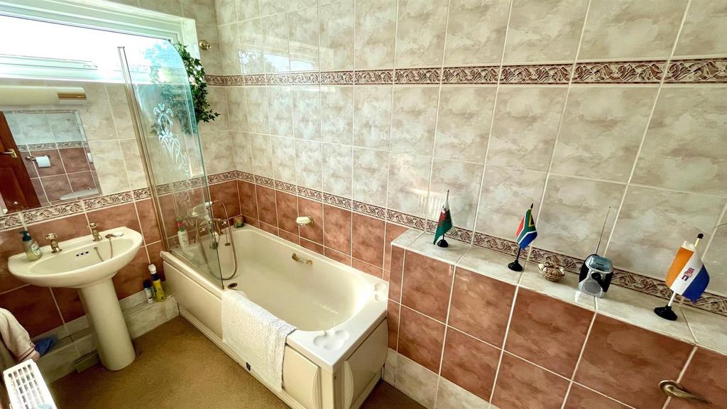 Tiled 3 piece bathroom