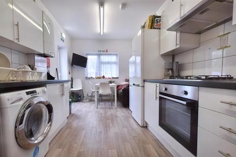 1 bedroom in a house share to rent, Whitton Avenue East, Greenford