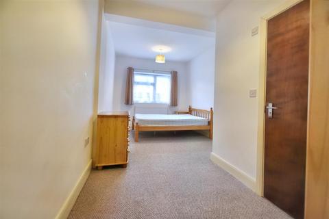 1 bedroom in a house share to rent, Whitton Avenue East, Greenford