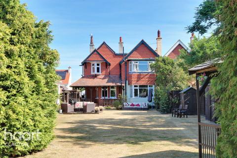 4 bedroom semi-detached house for sale, Arnold Road, Clacton-On-Sea