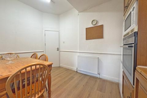 4 bedroom flat to rent, Popes Lane Ealing, W5