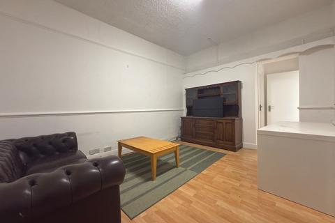 4 bedroom flat to rent, Popes Lane Ealing, W5
