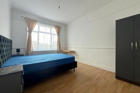 4 bedroom flat to rent, Popes Lane Ealing, W5