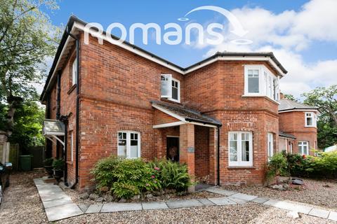 4 bedroom detached house to rent, Bath Road, Camberley, Surrey, GU15