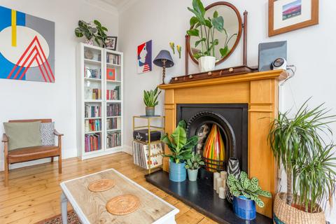 8/5 Broughton Road, Edinburgh, EH7 4EB