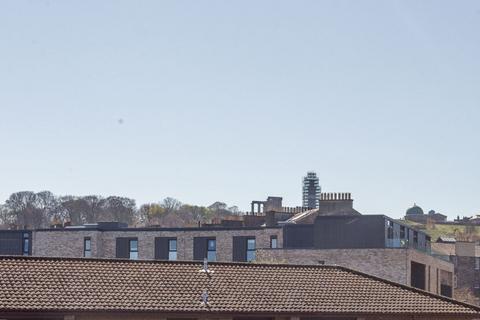 2 bedroom flat for sale, 14/7 Allanfield, Edinburgh, EH7 5YJ