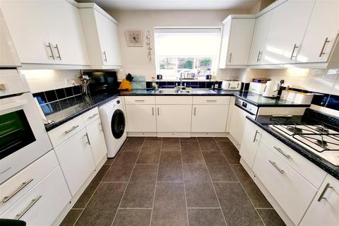2 bedroom ground floor flat for sale, Ellery House, Chase Road, Oakwood, N14