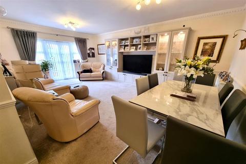2 bedroom ground floor flat for sale, Ellery House, Chase Road, Oakwood, N14