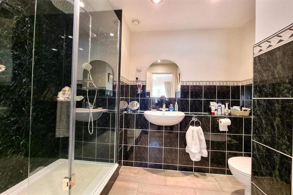 Luxury en suite bathroom: