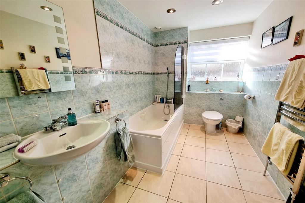 Main bathroom: