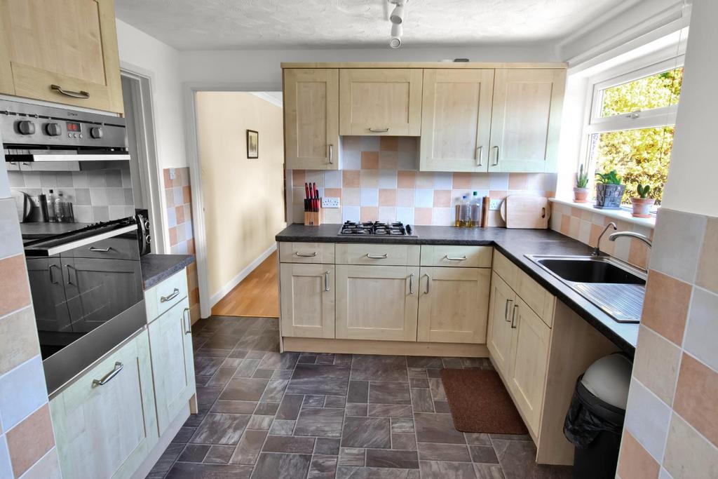 4 - kitchen.jpg