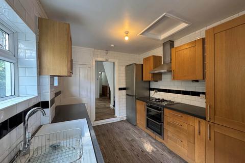 2 bedroom terraced house to rent, Pulleyns Avenue, East Ham, E6