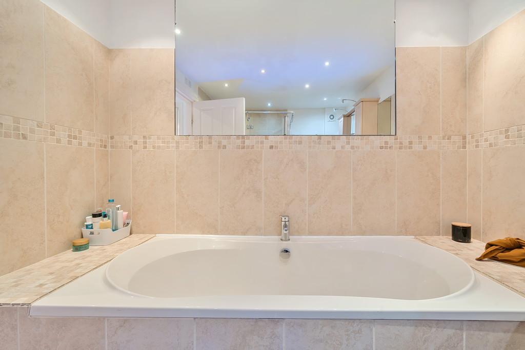 Master En-suite Bathroom