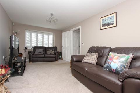 3 bedroom semi-detached house to rent, Finedon Road, Wellingborough NN8