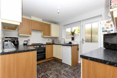 3 bedroom semi-detached house to rent, Finedon Road, Wellingborough NN8