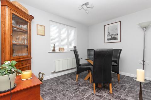 3 bedroom semi-detached house to rent, Finedon Road, Wellingborough NN8