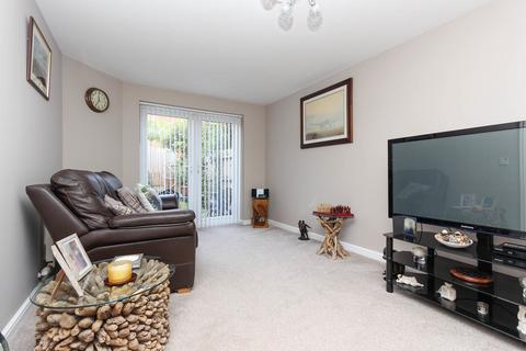 3 bedroom semi-detached house to rent, Finedon Road, Wellingborough NN8
