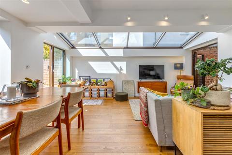 2 bedroom flat for sale, Mackeson Road, Hasmpstead NW3