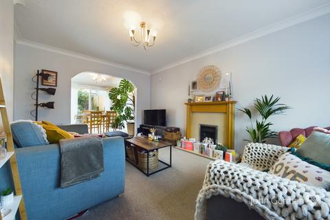 5 Chaffinch Drive, Uttoxeter, ST14 8UE
