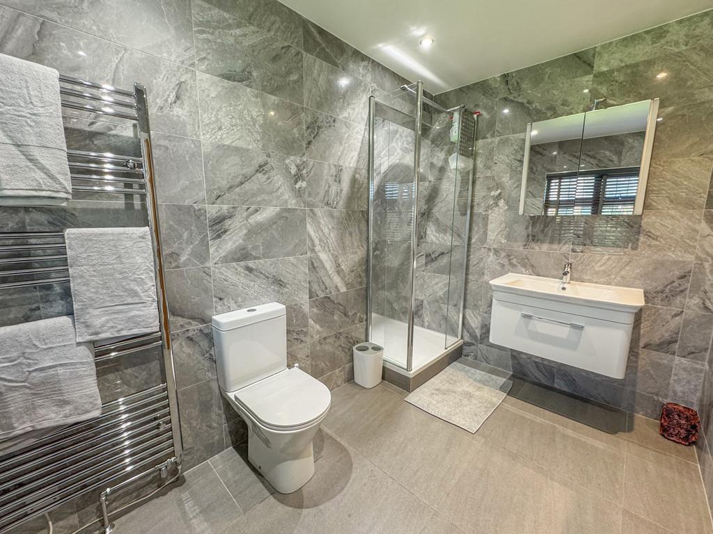 En suite to master