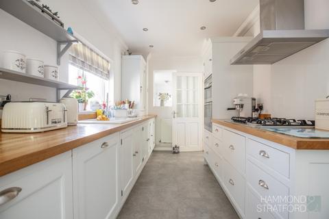4 bedroom detached house for sale, Greenways, Eaton