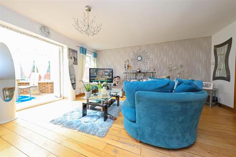 3 bedroom semi-detached house for sale, Spears Walk, Brighton