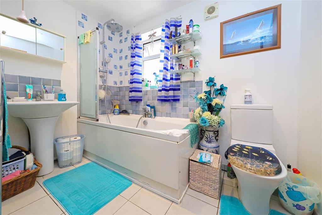 Nicholas james spears walk  bathroom .jpg
