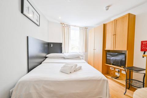 Studio to rent, Cartwright Gardens, Bloomsbury, London, WC1H
