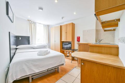 Studio to rent, Cartwright Gardens, Bloomsbury, London, WC1H