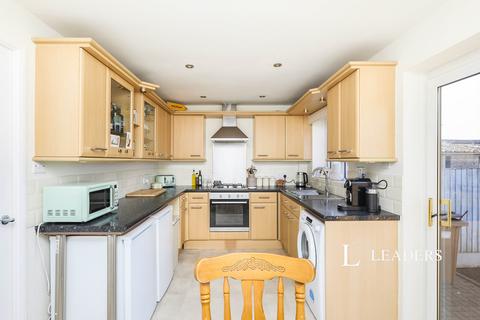 3 bedroom semi-detached house to rent, Bishops Drive, Oakwood, DE21