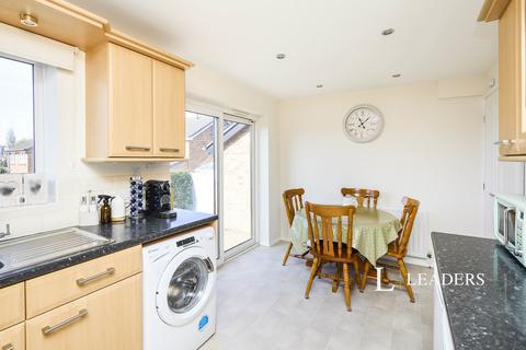 3 bedroom semi-detached house to rent, Bishops Drive, Oakwood, DE21