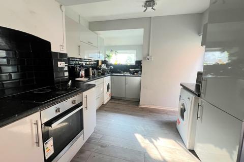 4 bedroom semi-detached house to rent, Burlington Road, Southampton SO15