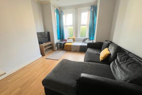 4 bedroom semi-detached house to rent, Burlington Road, Southampton SO15