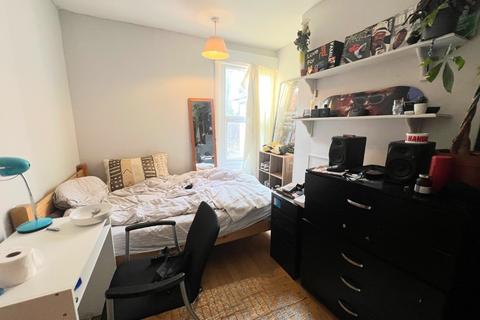 4 bedroom semi-detached house to rent, Burlington Road, Southampton SO15
