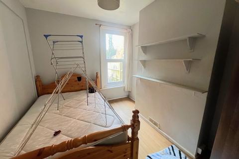 4 bedroom semi-detached house to rent, Burlington Road, Southampton SO15