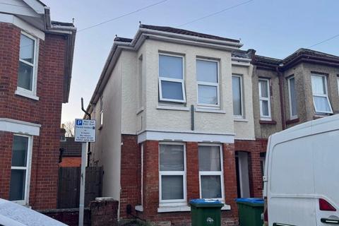 4 bedroom semi-detached house to rent, Burlington Road, Southampton SO15
