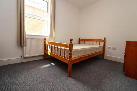 4 bedroom semi-detached house to rent, Burlington Road, Southampton SO15